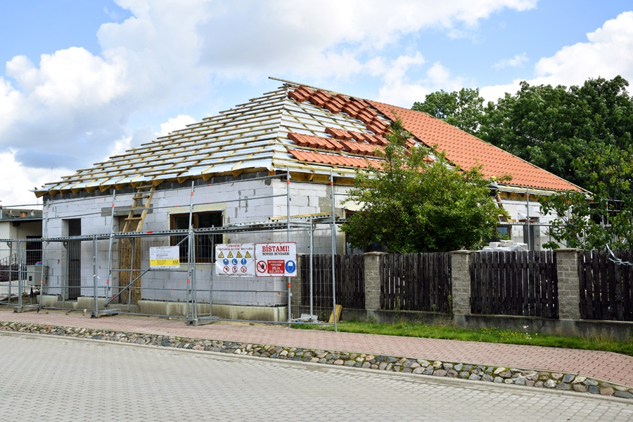 Nozog jumta segumam paredzētos dakstiņus