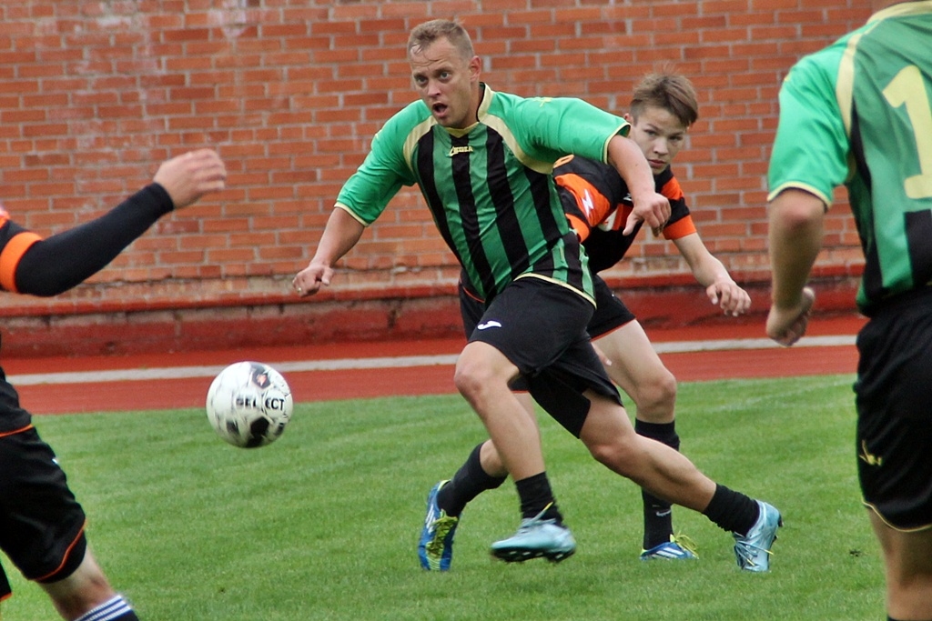 FOTO: Bauskā sacenšas Lietuvas un Latvijas novadu futbolisti