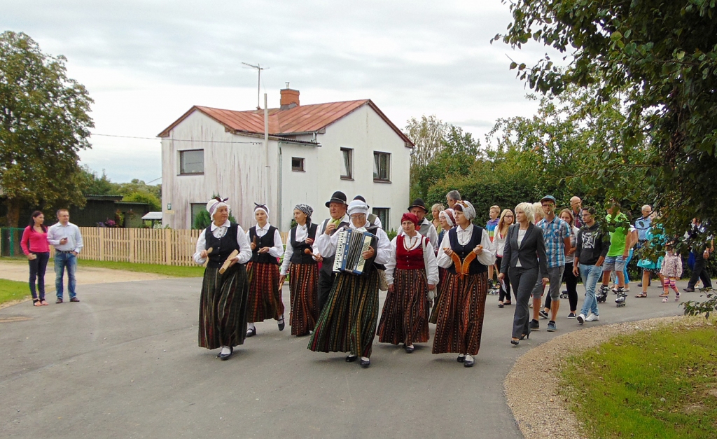Codes pagastā rekonstruētās ielas pieskandina folkloristi