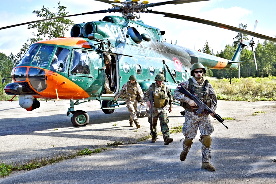 Uzspridzina ceļu un izbūvē helikoptera laukumu