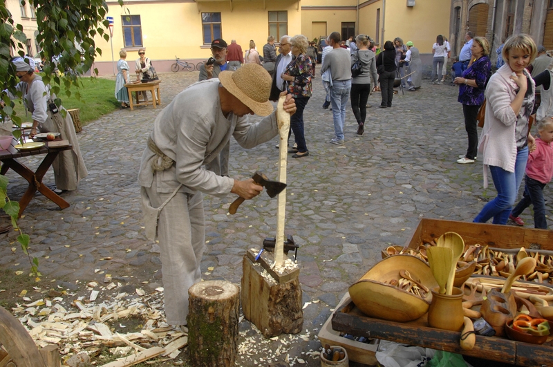 Pagalmu svētki Bauskā pa Saules ielu kāps kalnā