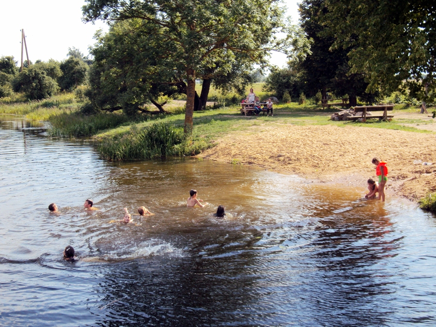 Jaunieši labiekārto vietējo peldvietu