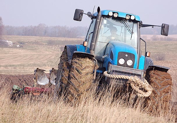 Traktors apgāžas uz lauka