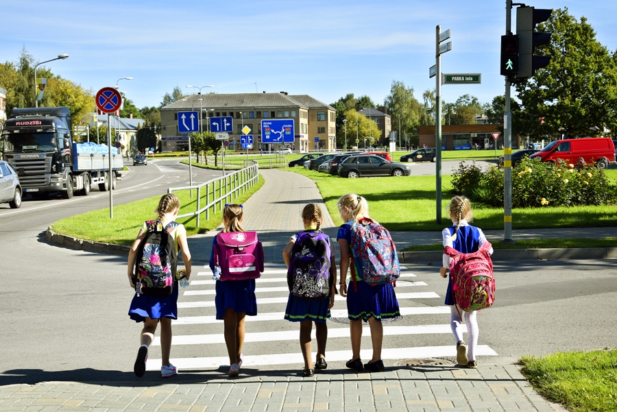Skolēnu ielās daudz, brauksim prātīgi