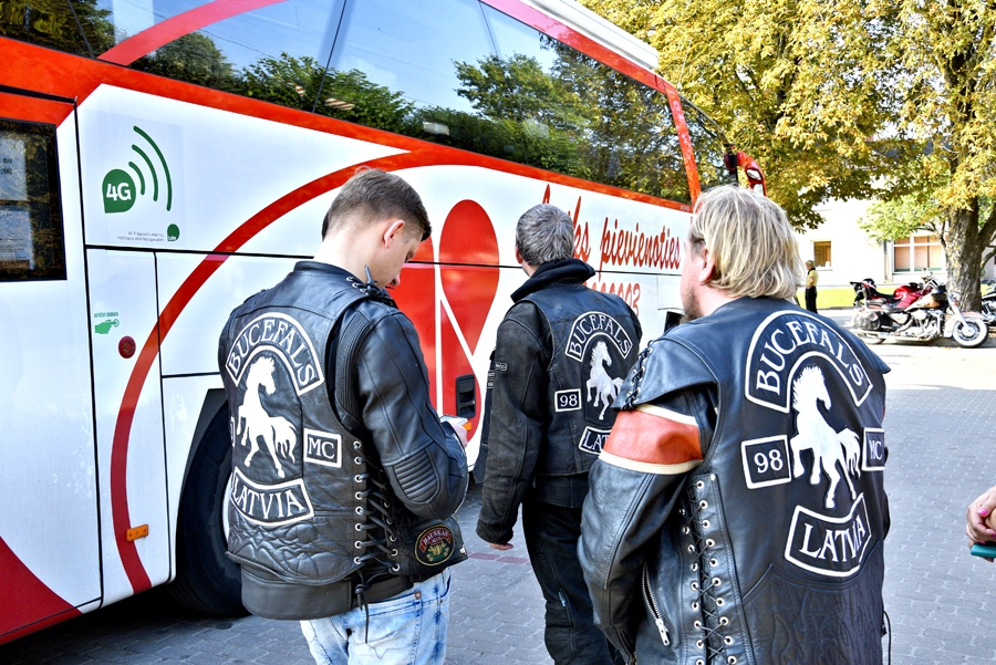 Galerijā – pie Pagalmu svētku donoru busa
