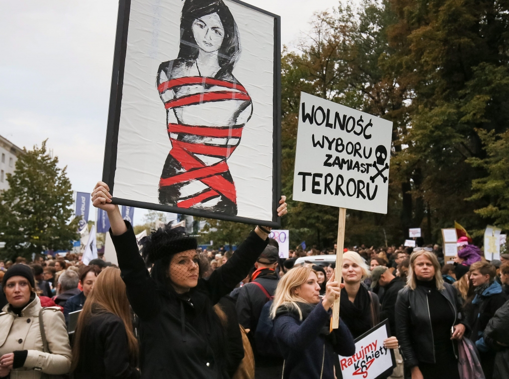 Polietes protestē pret iespējamo abortu aizliegumu