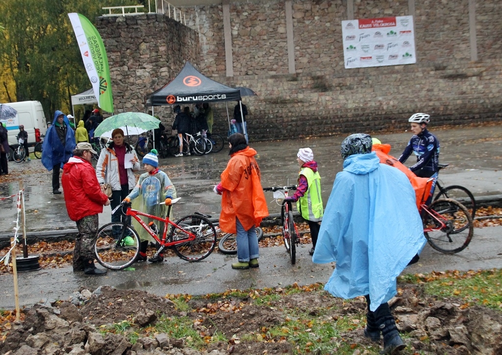 FOTO: Velokross aizrauj jaunos sportistus