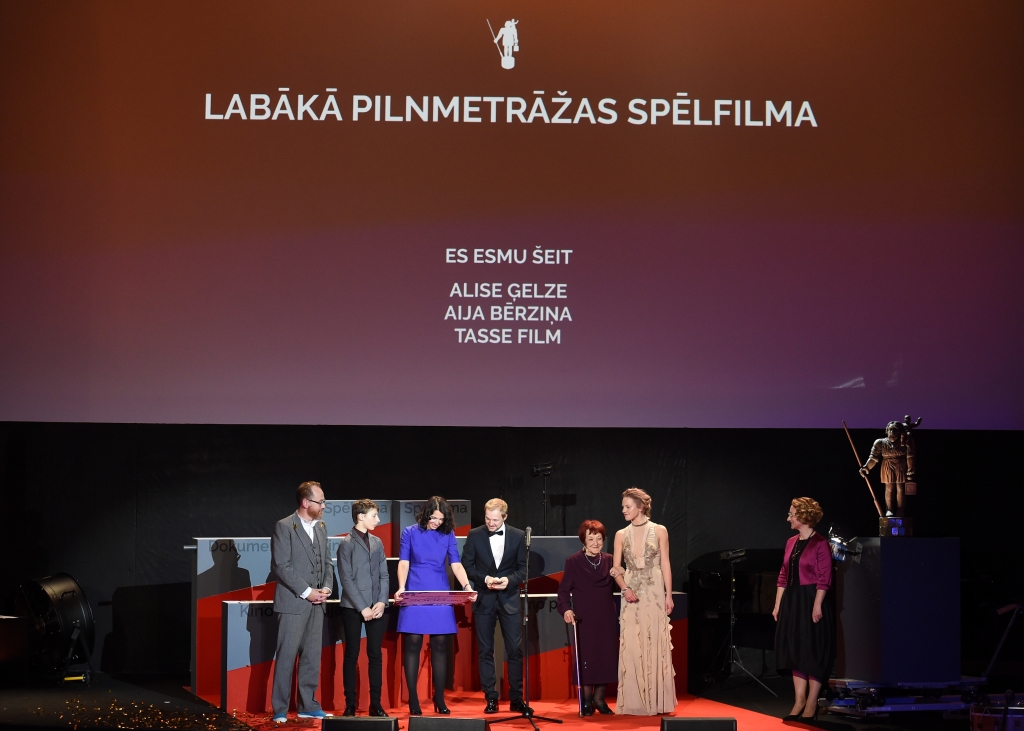 Par gada labākajām atzītas spēlfilma Es esmu šeit un dokumentālā filma Saules staros