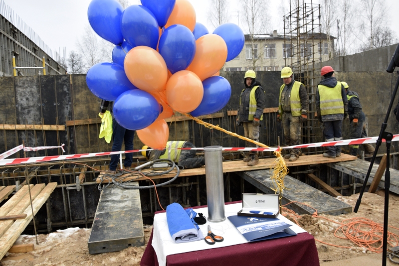 FOTO: Bauskas baseina pamatos iemūrē kapsulu