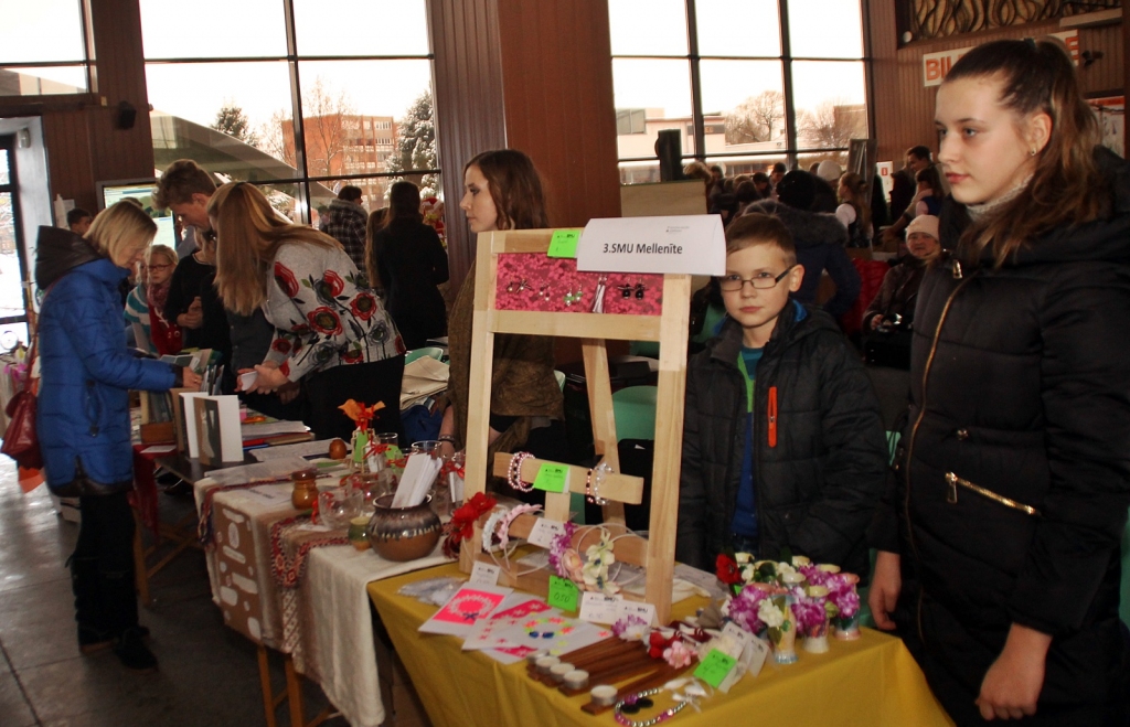 FOTO: Skolēni mācību uzņēmumu tirdziņā Bauskā piedāvā interesantas lietas