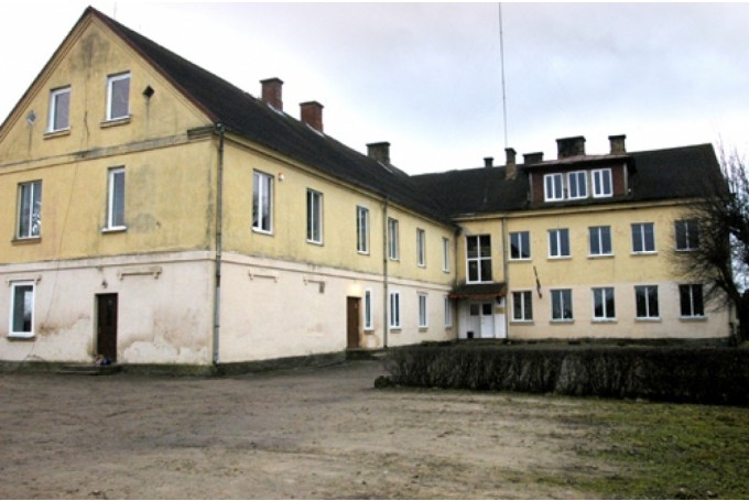 Jaunieši vēlas iegādāties Bārbeles pamatskolas ēku