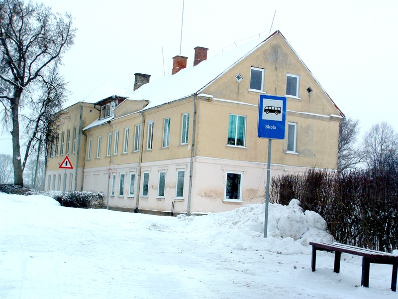 Jaunieši vēlas iegādāties Bārbeles pamatskolas ēku