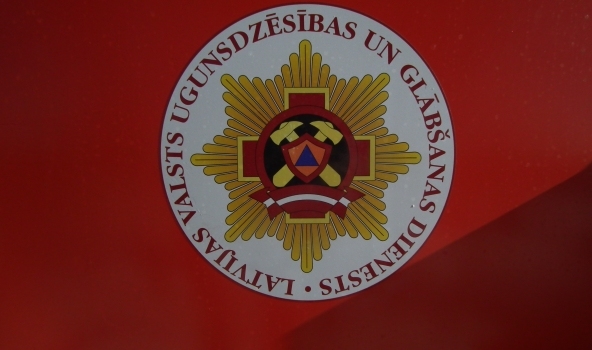 Uz ceļa sadeg kravas auto