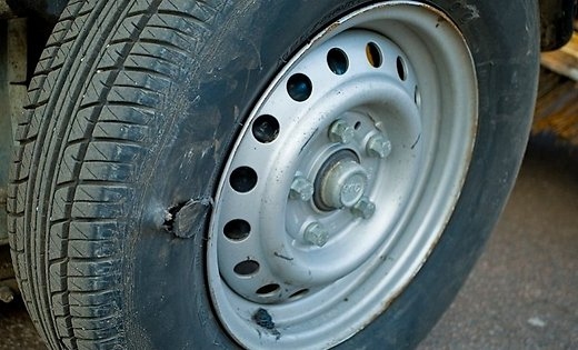 Vecumniekos automašīnai pārdur riepas