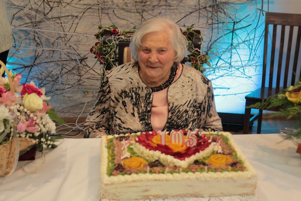 FOTO: Bijusī skaistkalniete Jūlija Zemļicka nosvin 105 gadu jubileju