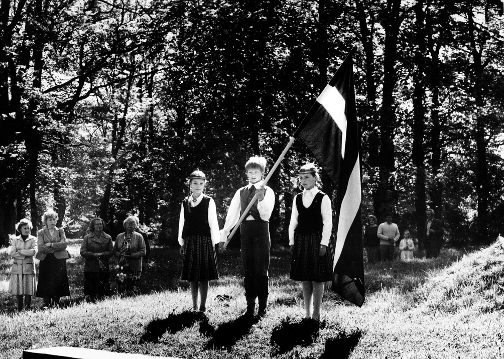 Aicina atpazīt un nosaukt fotogrāfijās redzamos cilvēkus