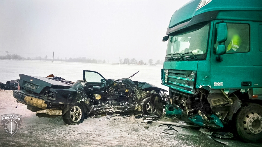 Traģiskā avārijā uz A7 šosejas divi bojā gājušie
