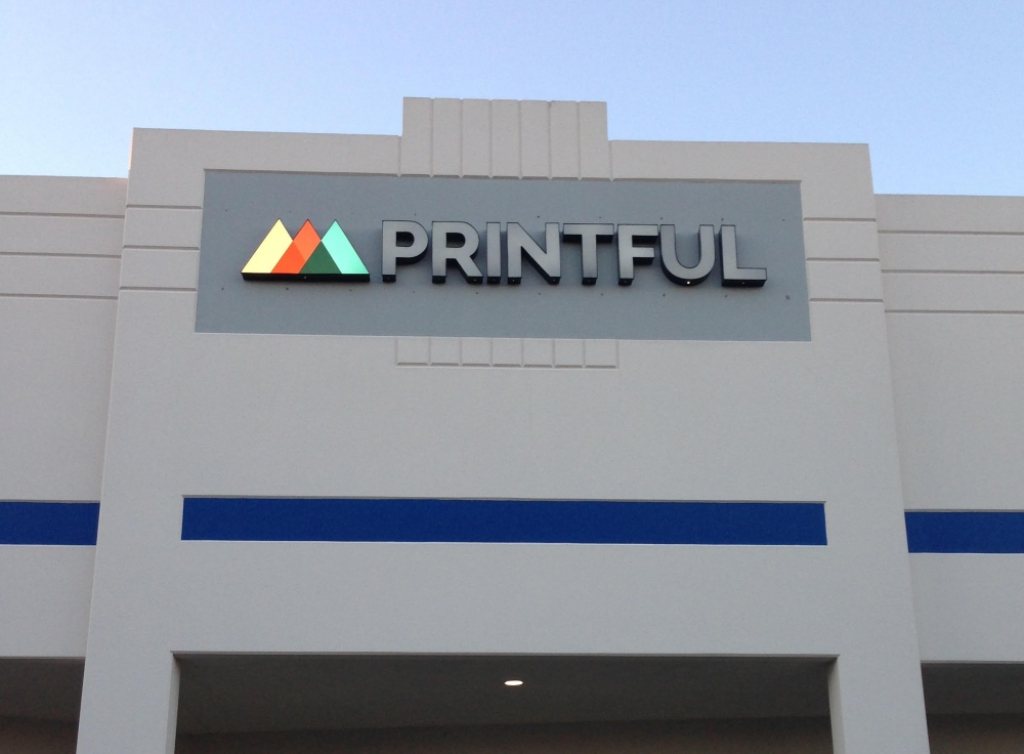 Par 100 000 dolāru Printful nopērk domēna adresi