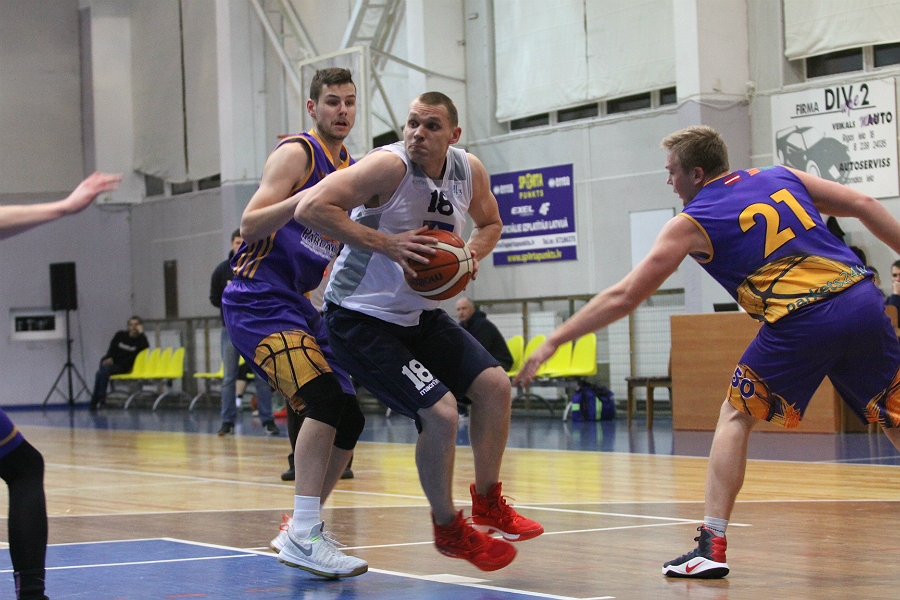 Basketbolisti spēles galotnē nodrošina panākumu