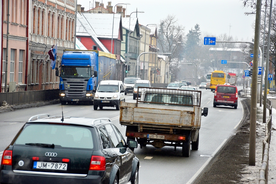 Tranzīta auto «saēd» ēkas un sagandē cilvēku veselību
