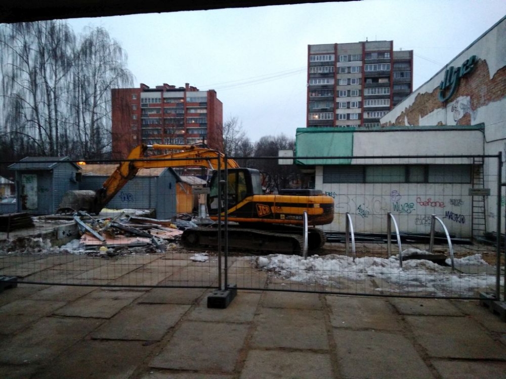 FOTO: Sākušies bijušā Rīgas kinoteātra Ilga nojaukšanas darbi
