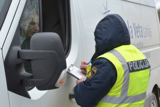 Ceļu policistus rotēs un aizliegs viņiem darba laikā makā turēt vairāk par 30 eiro