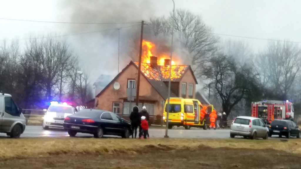 Iecavā ugunsgrēkā sadedzis cilvēks