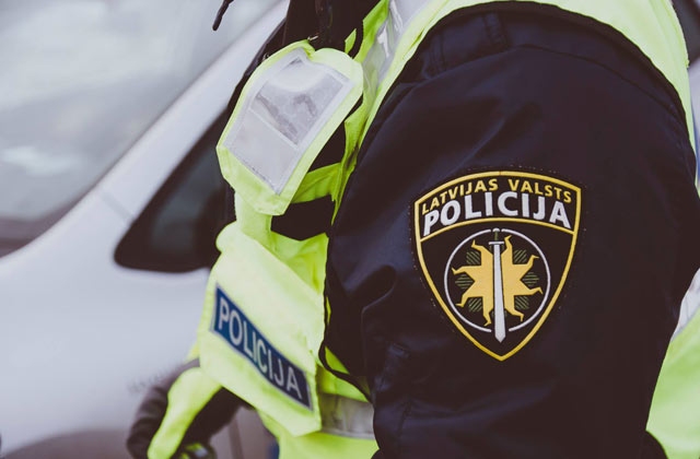 Policistam piedāvā 50 eiro