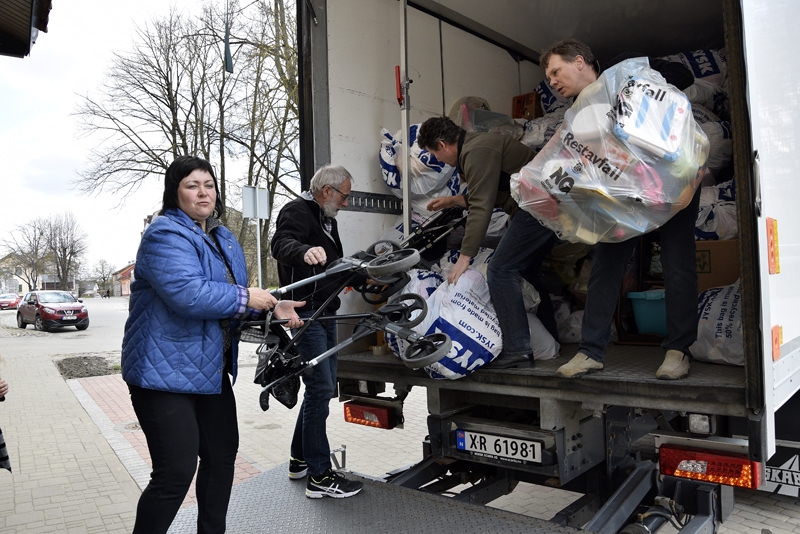 No Norvēģijas atved invalīdu ratiņus, apģērbu