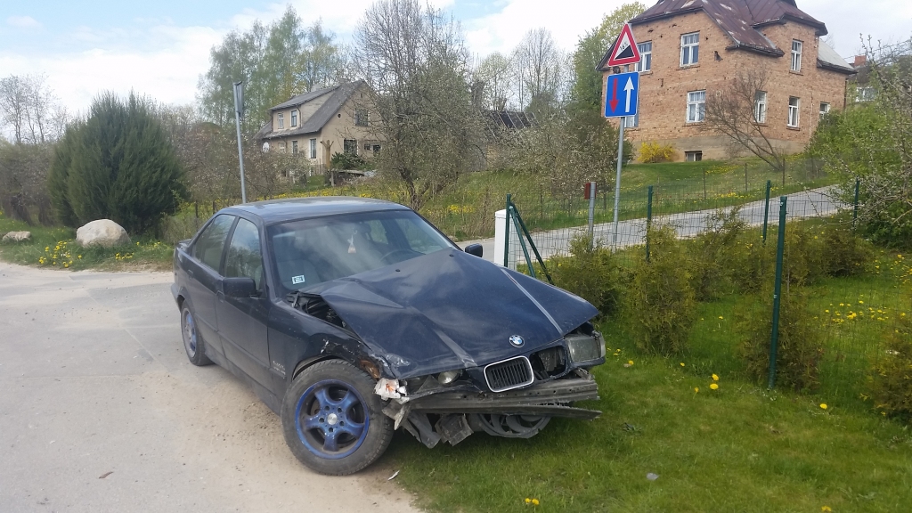 Nokritis ritenis sabojā trīs automašīnas