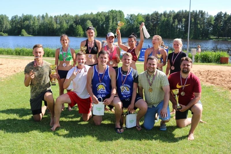 Ar aizraujošām cīņām turpinās volejbola čempionāts
