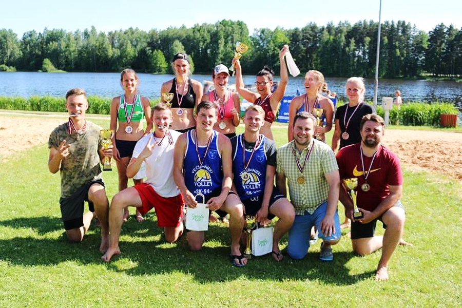 Ar aizraujošām cīņām turpinās volejbola čempionāts
