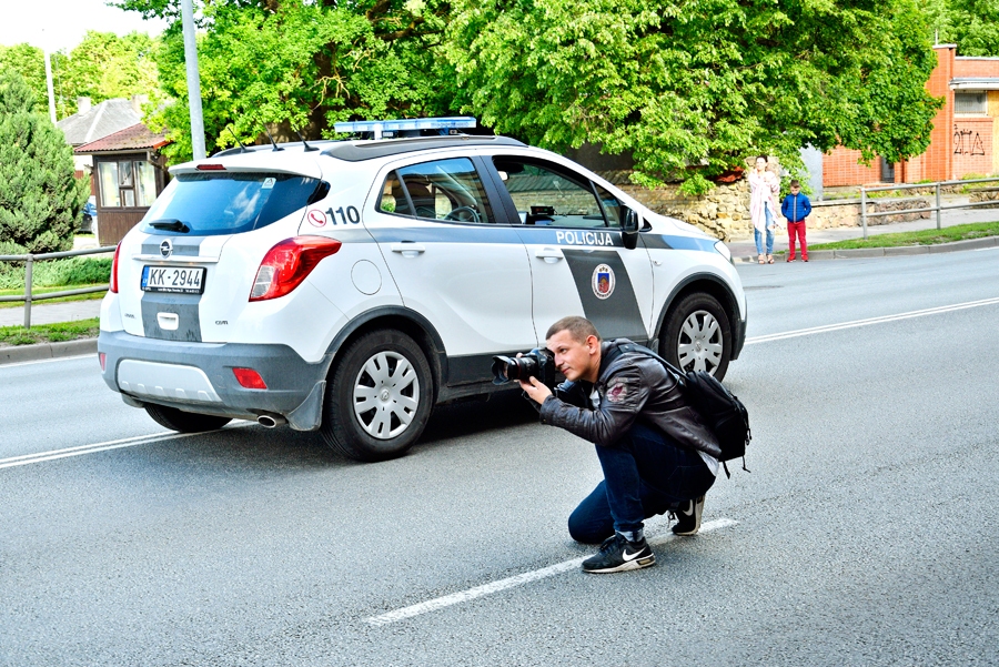 Galerijā – fotogrāfs ar miesassargiem