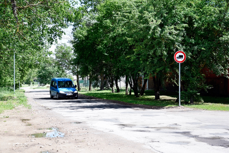 Kravas auto iesprūst bezizejā