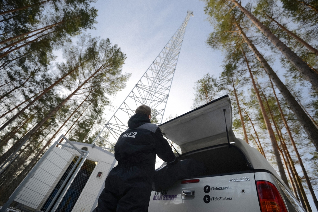 «Tele2» Īslīcē uzstāda jaunu bāzes staciju