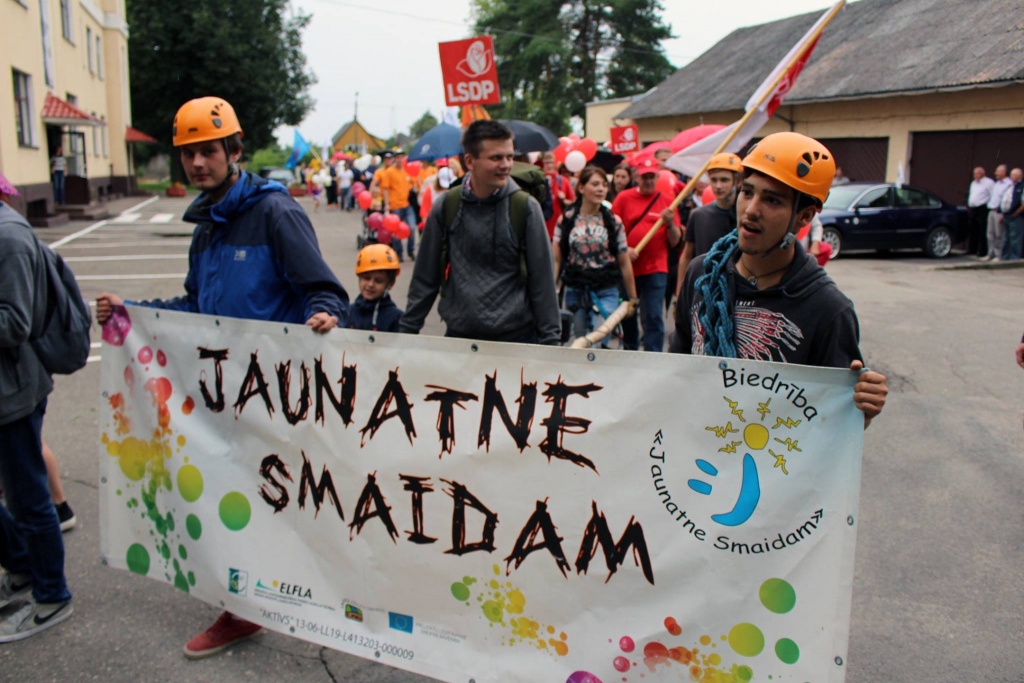 Starptautiska jauniešu grupa iepazīst Latvijas kultūru un tradīcijas