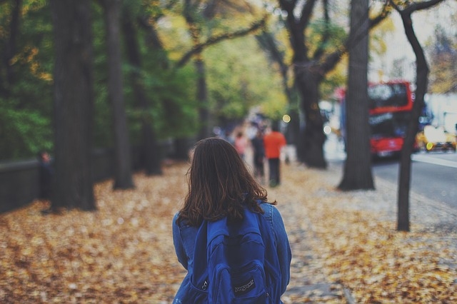 Ieteikumi, kā izvēlēties skolas somu atbilstoši bērna augumam