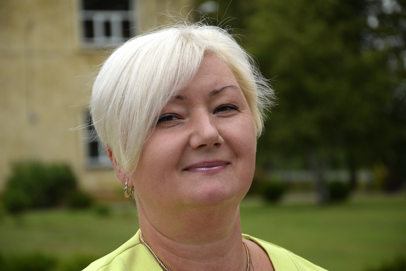 Pamūšas speciālās internātpamatskolas direktorei Aelitai Naumanei piešķir godarakstu