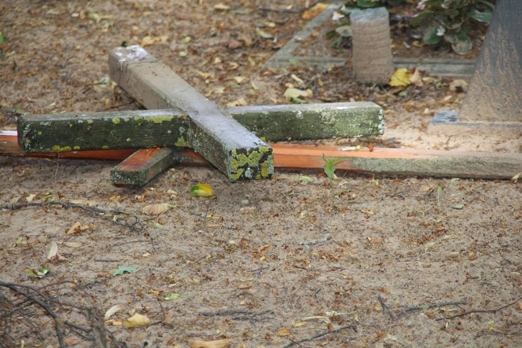 Pilsrundālē izdemolē kapus