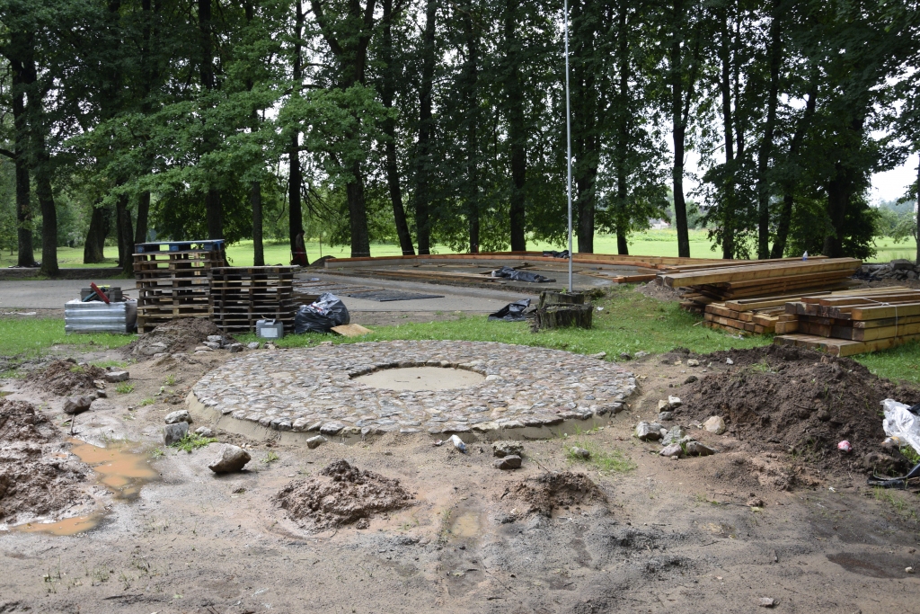 Bārbeles parkā labiekārto saietu laukumu ar brīvdabas estrādi