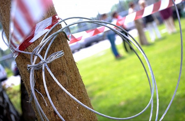 Baļķu vedējs Īslīcē pārrauj elektrības vadus