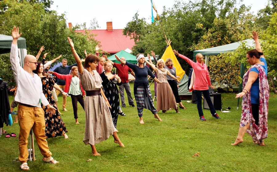 «Evertu» saimnieki brīvdabas festivālā pulcē ezotērisko mācību piekritējus