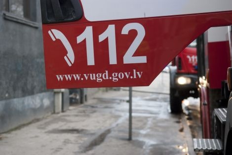 Bauskā no degoša dzīvokļa izglābj cilvēku
