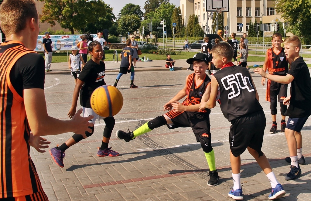 FOTO: Vietējie sacenšas ar kaimiņu novadu basketbolistiem