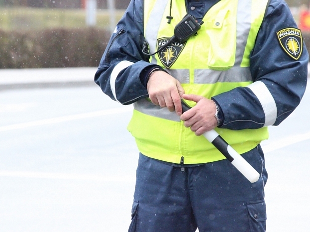 Nepilngadīga vadītāja izraisa avāriju