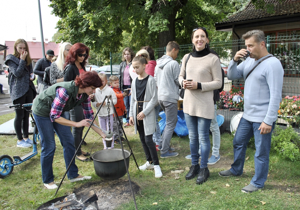 FOTO: Pagalmu svētkos Bauskā uzzied nami un priecājas bērni