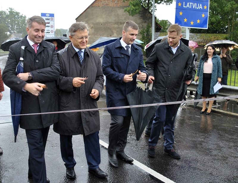 Skaistkalnē atklāj atjaunoto ceļu. Iedzīvotāji piketē