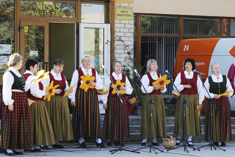 FOTO: Miķeļus svin Misas iedzīvotāji