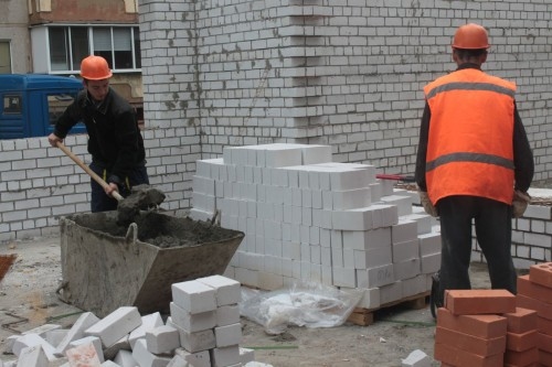 Bauskas novada pašvaldība piešķir 4889 eiro daudzdzīvokļu mājas sienas savilkšanai un pamatu stiprināšanai