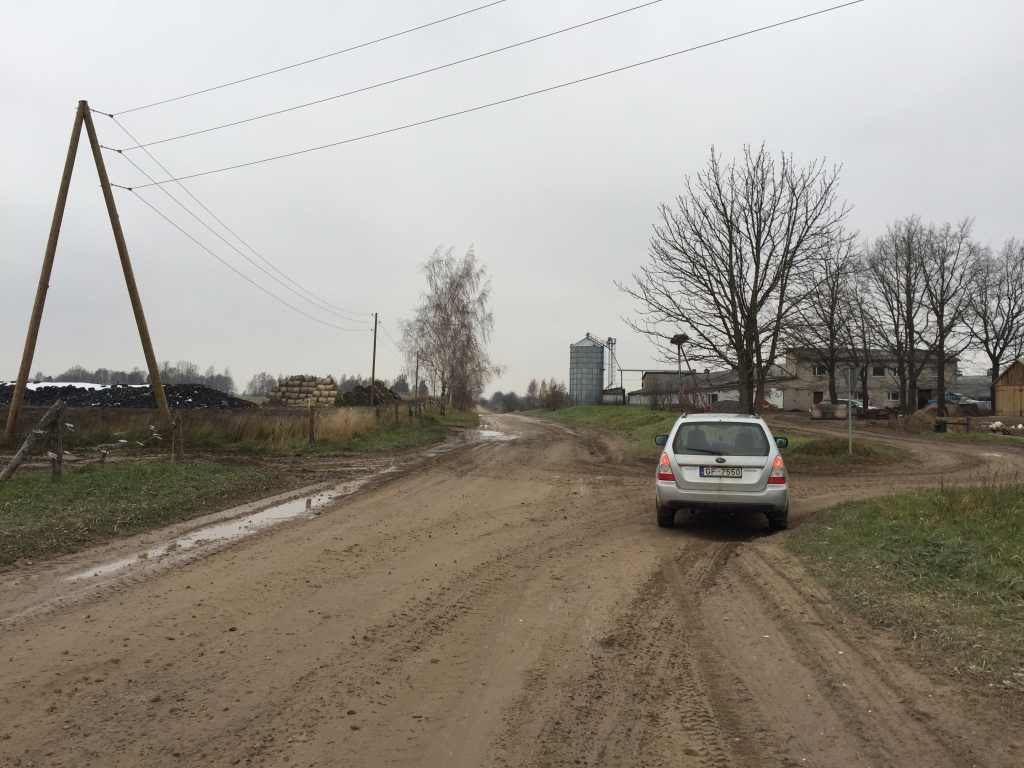 Zemnieks Brunavā sakopis dubļu un vircas bojāto ceļu